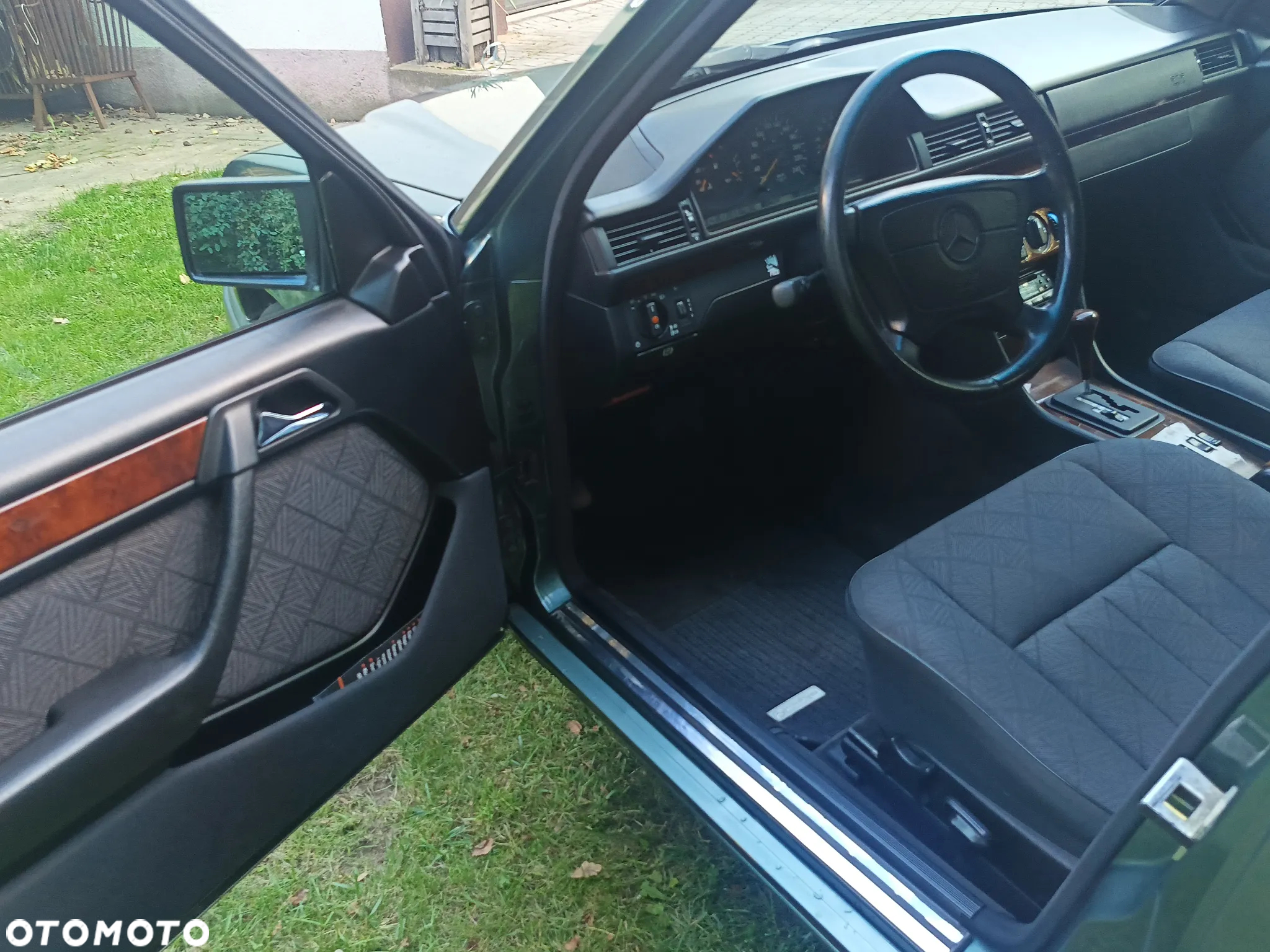 Mercedes-Benz Klasa E 300 4-Matic - 14