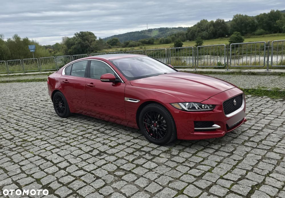 Jaguar XE 2.0 T R-Sport - 3
