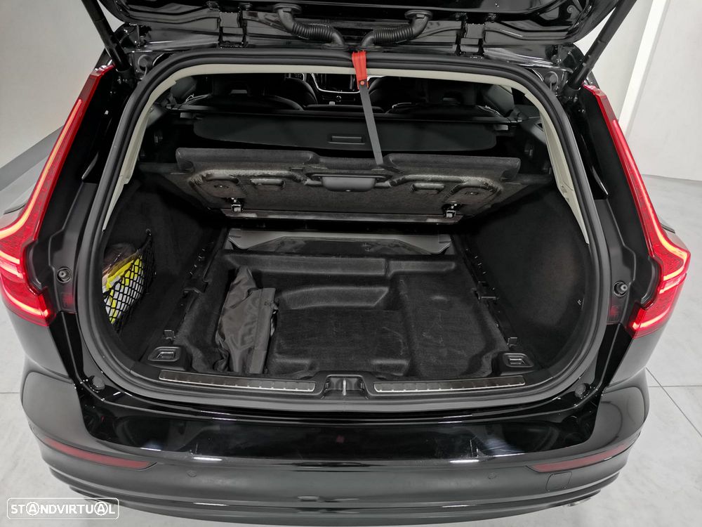 Volvo V60 2.0 B4 Plus Dark Auto - 11