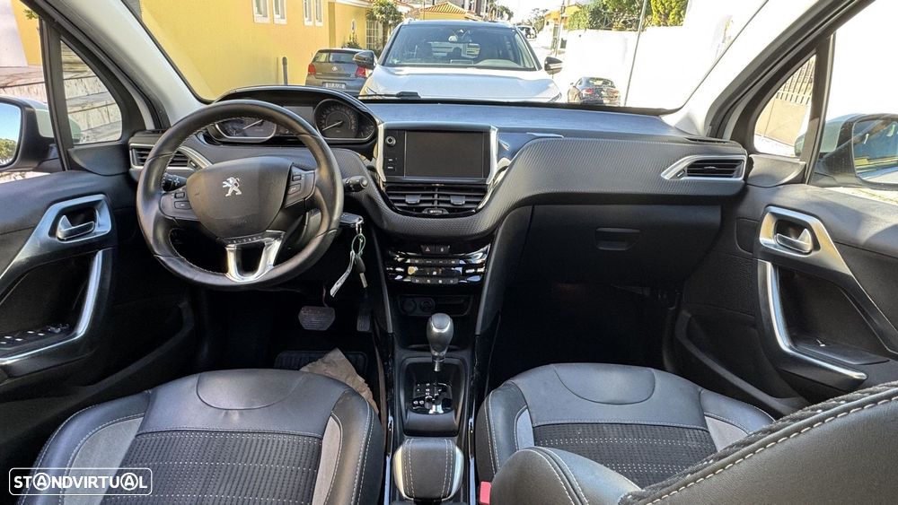 Peugeot 2008 1.2 PureTech Allure EAT6 - 10