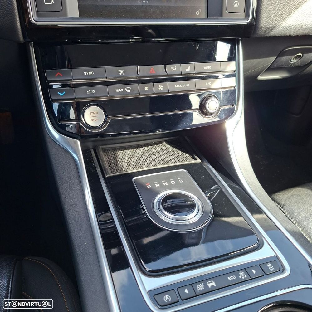 Jaguar XE 2.0 D Portfolio AWD Aut. - 13