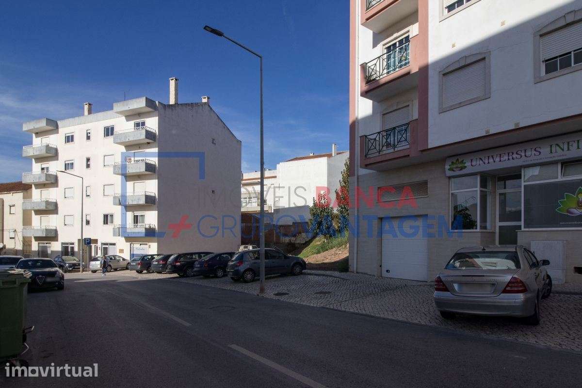 Garagem com 13m², para arrumos, no centro do Cadaval - Grande imagem: 2/15