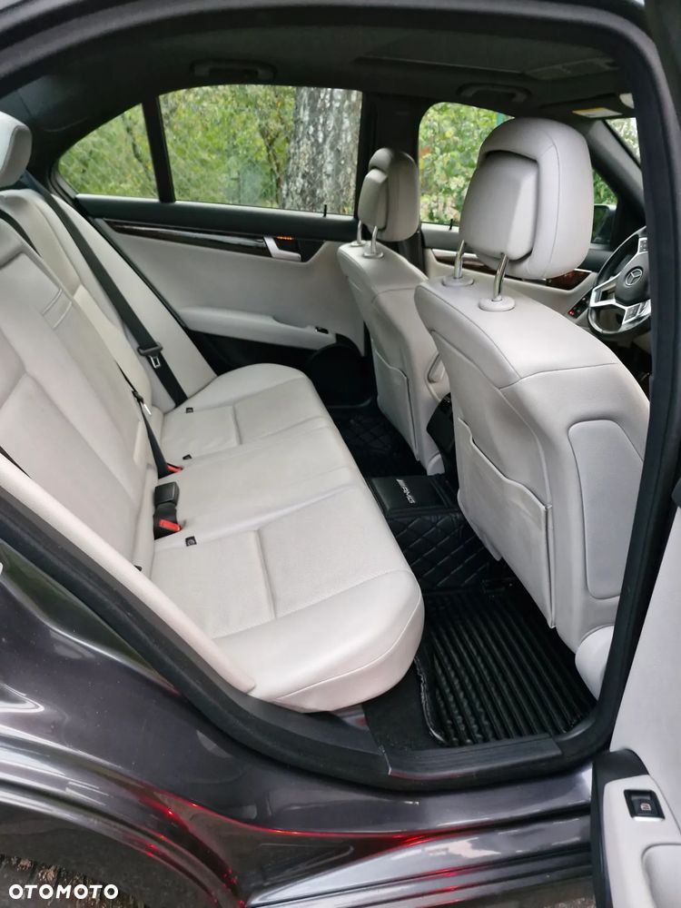 Mercedes-Benz Klasa C 250 CGI BlueEff Elegance - 10