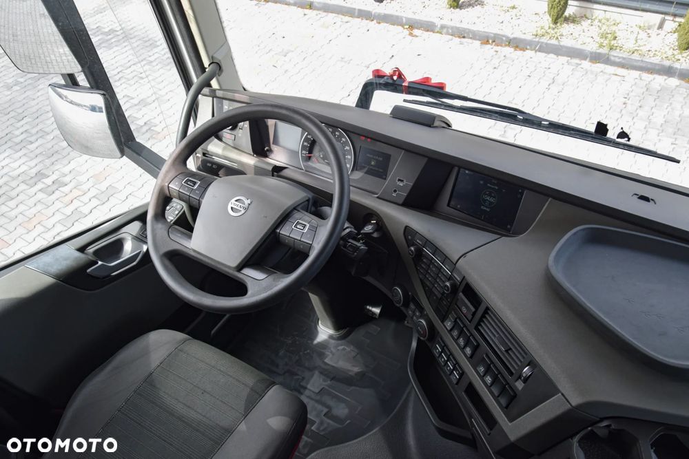 Volvo FH500 / EURO 6 / KLIMATYZACJA POSTOJOWA / ACC / LEDY / 2 ZBIORNIKI / FULL SPILERY / SERWISOWANY / SPROWADZONY - 24