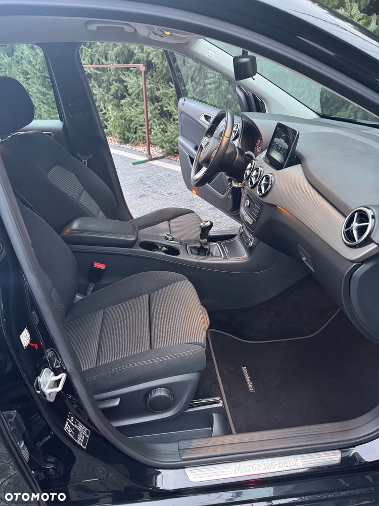 Mercedes-Benz Klasa B 180 Edition - 23