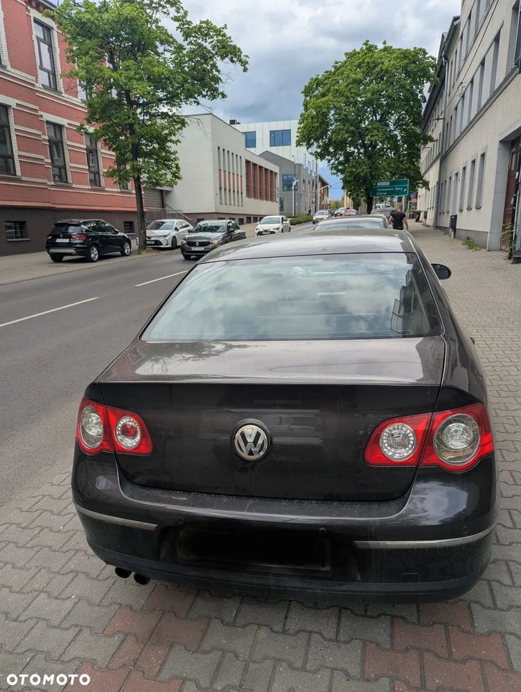 Volkswagen Passat 2.0 FSI Highline - 2