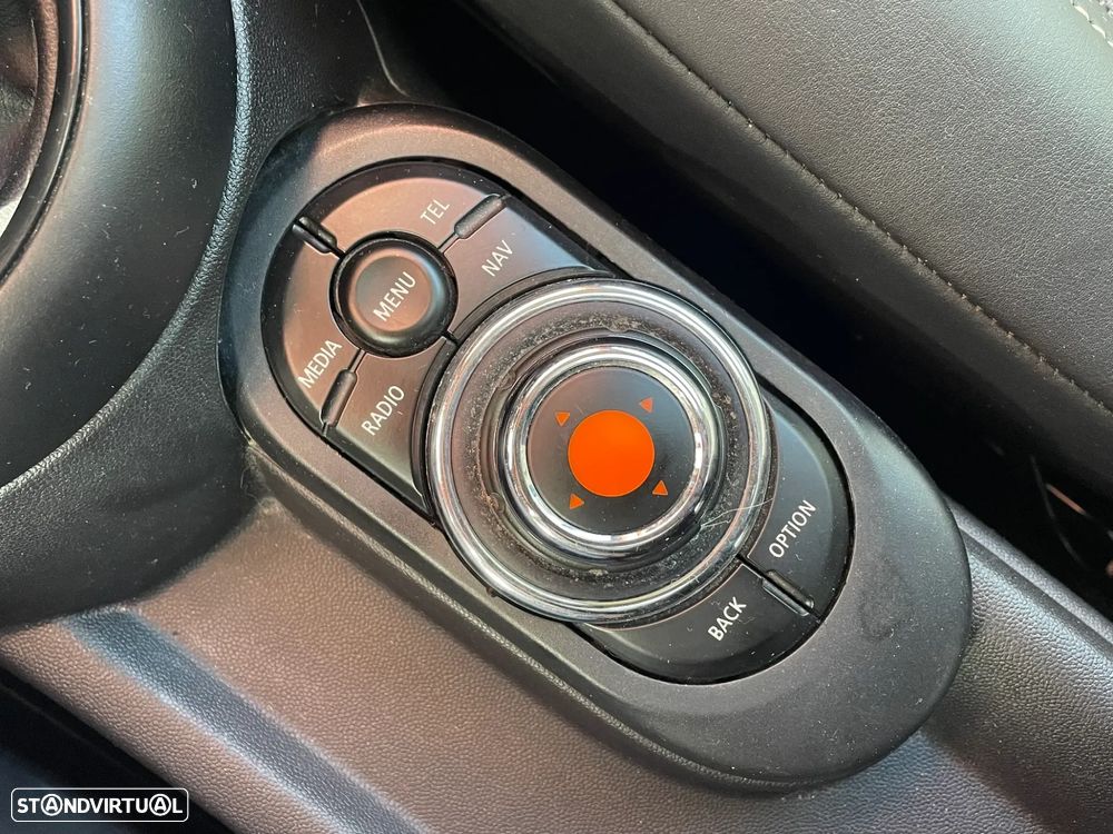 MINI 5 Portas Cooper D Aut. - 18