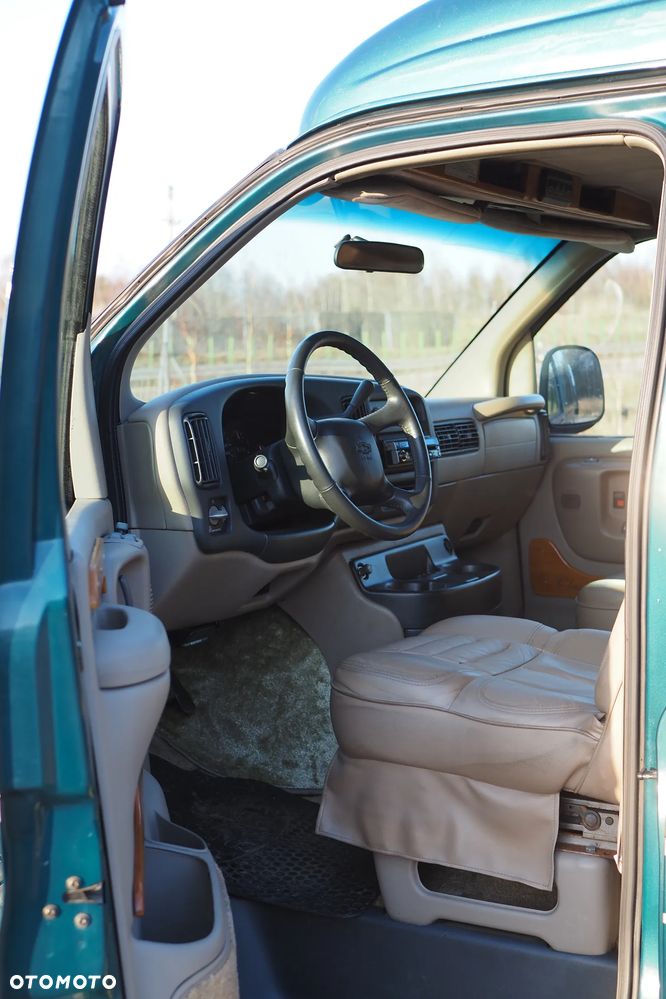 Chevrolet Express - 26