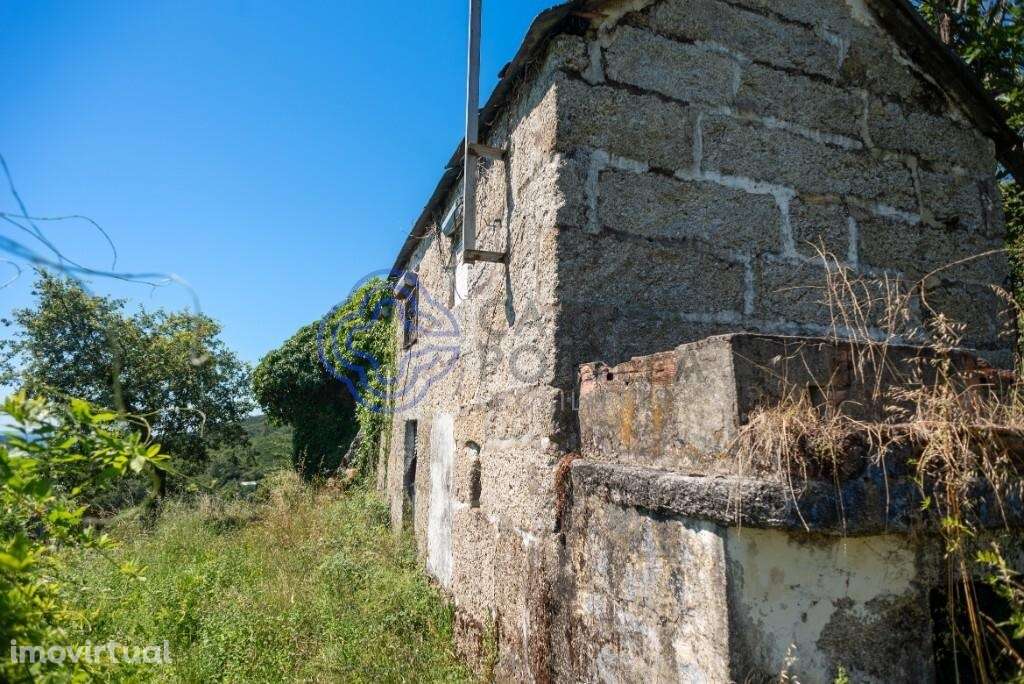 CASA DE 2 PISOS TOTALMENTE EM PEDRA, PARA REABILITAÇÃO TOTAL E QUINTAL - Grande imagem: 5/16