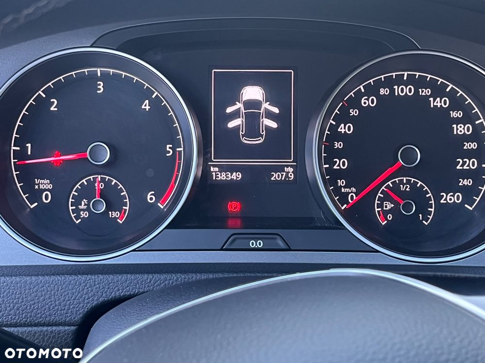 Volkswagen Golf 1.6 TDI DPF Highline - 29