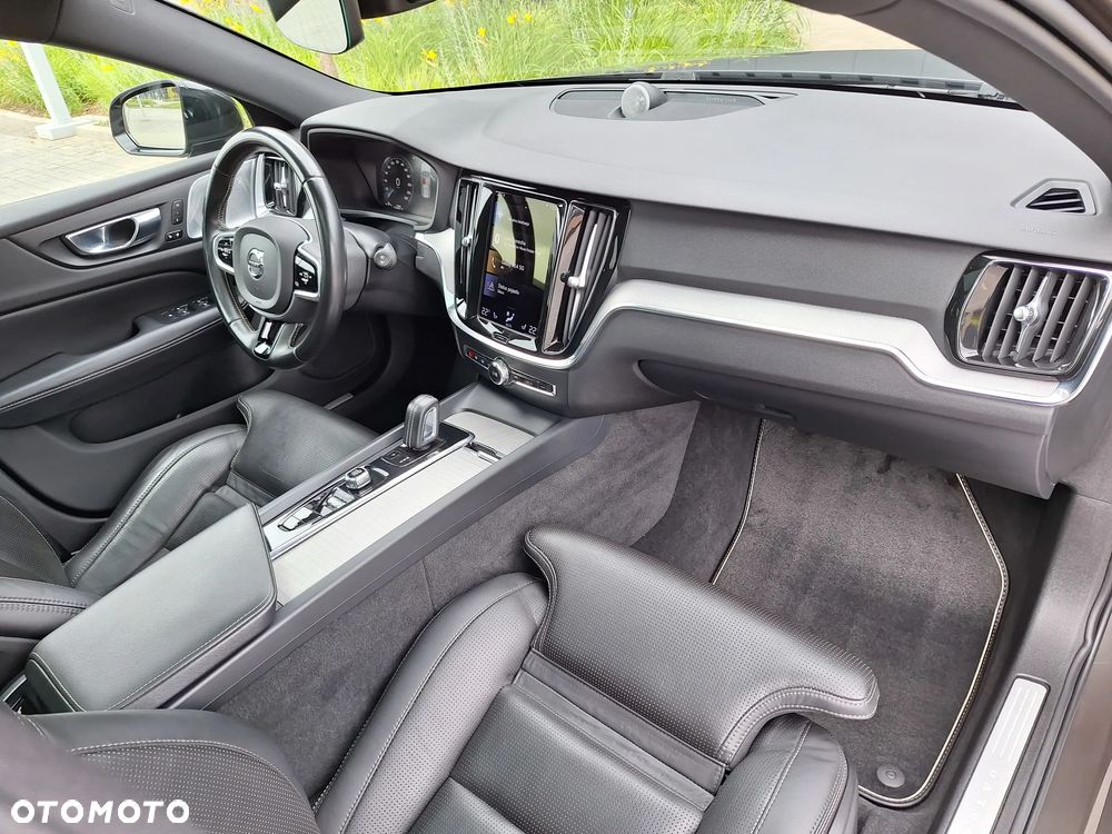 Volvo V60 B4 D R-Design - 25
