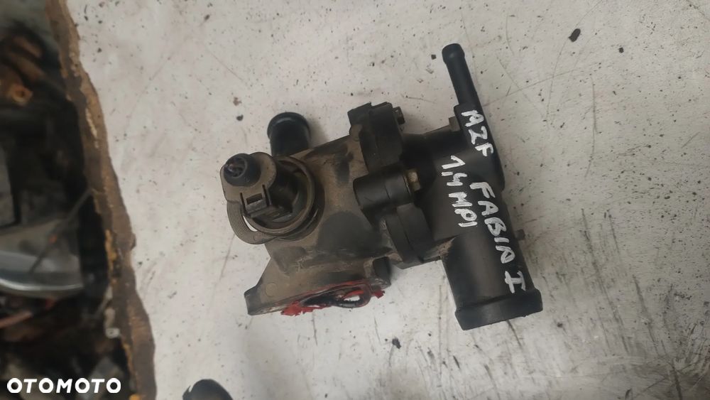 SKODA FABIA I 1,4 8V  AZE AZF MPI obudowa termostatu - 1