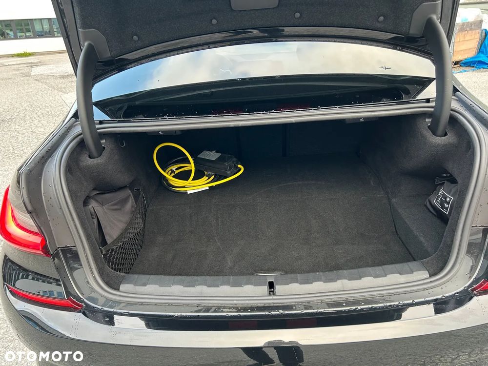 BMW Seria 3 330e xDrive M Sport sport - 6