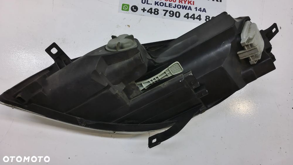 Mitsubishi Colt Lampa Przód Prawa Strona 0 301 208  202 - 5