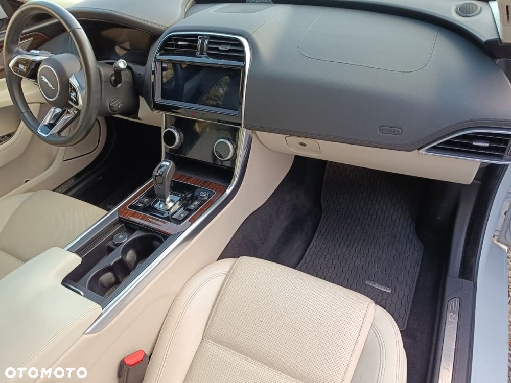Jaguar XE - 27