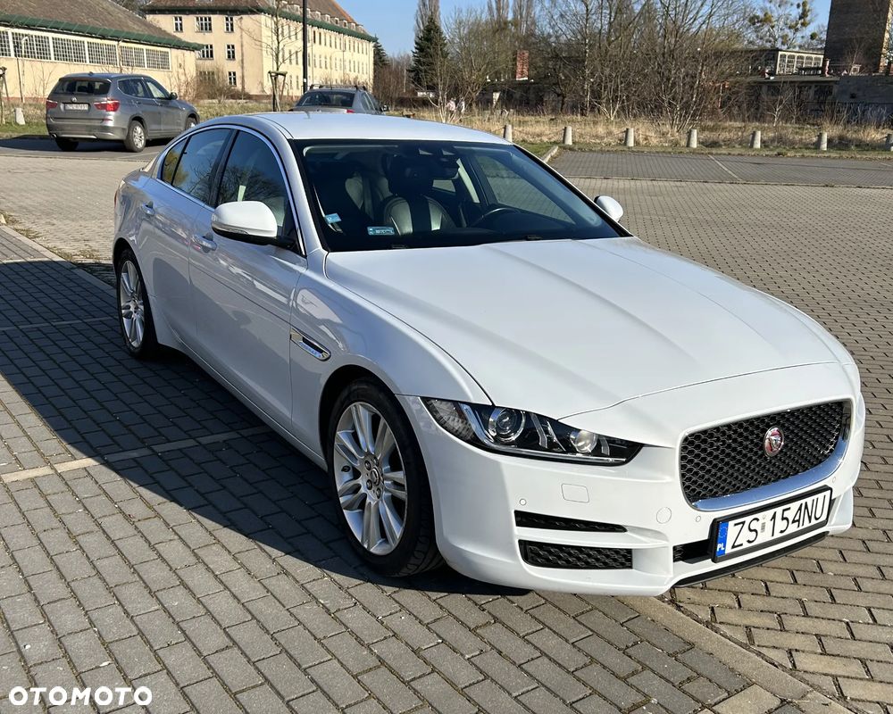 Jaguar XE 2.0 D Portfolio - 6