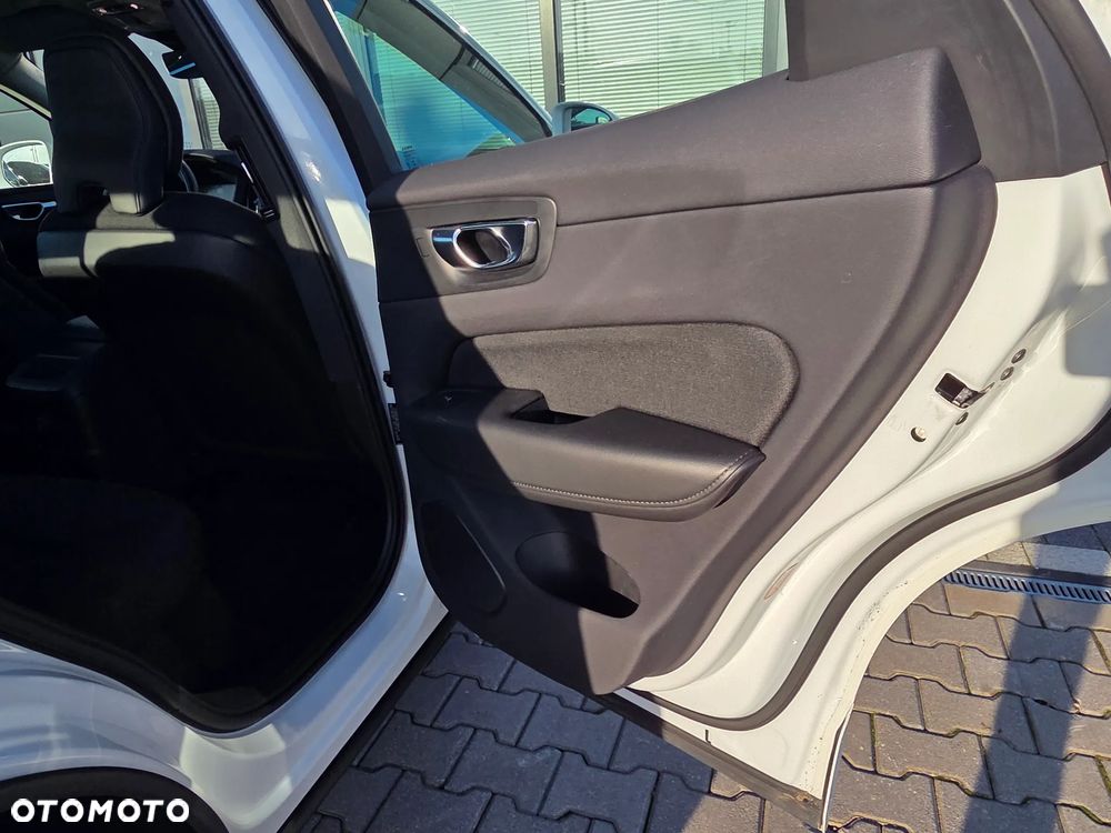 Volvo XC 60 T6 Plug-In Hybrid AWD Essential - 27