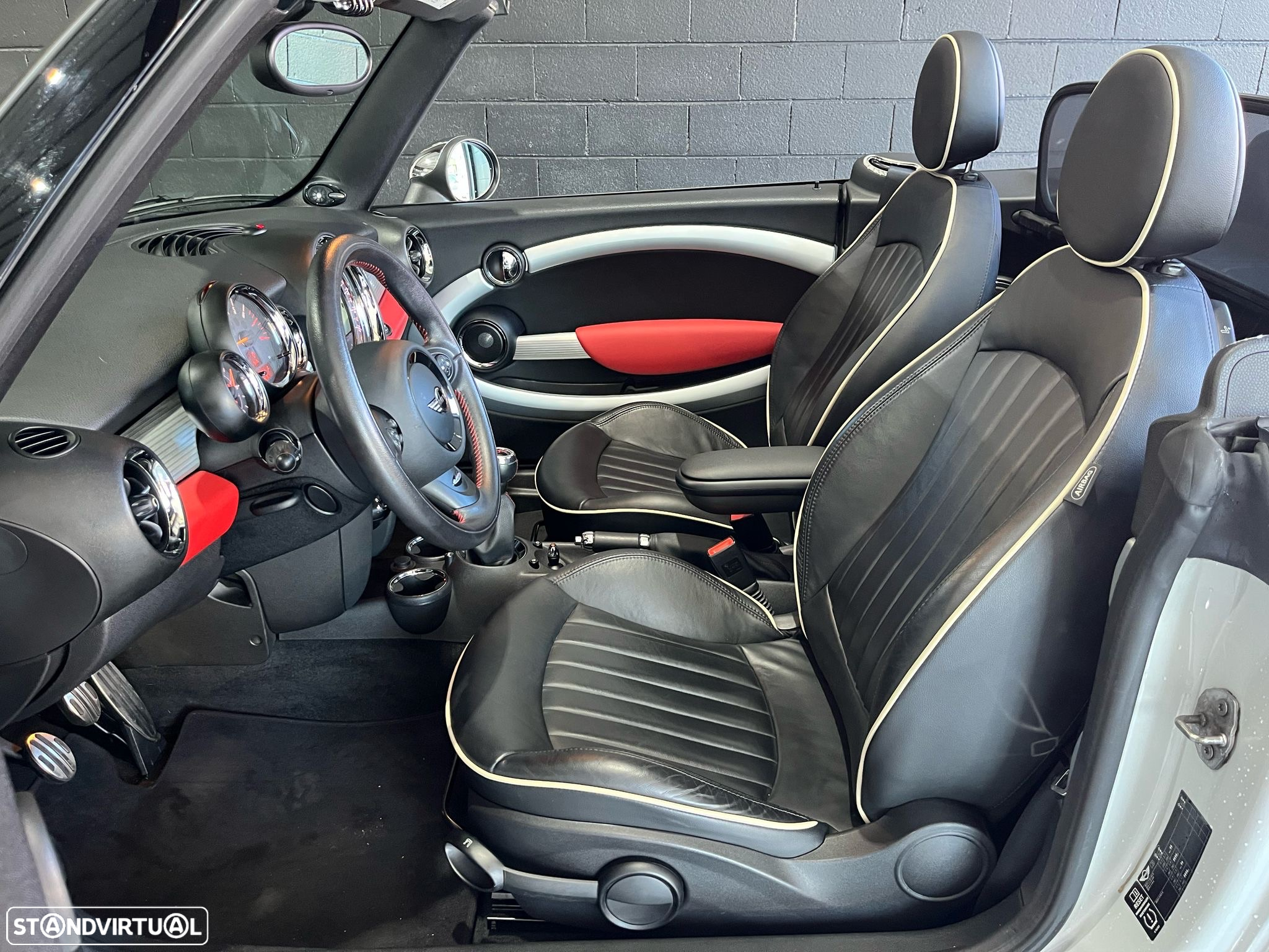 MINI Cabrio John Cooper Works - 12