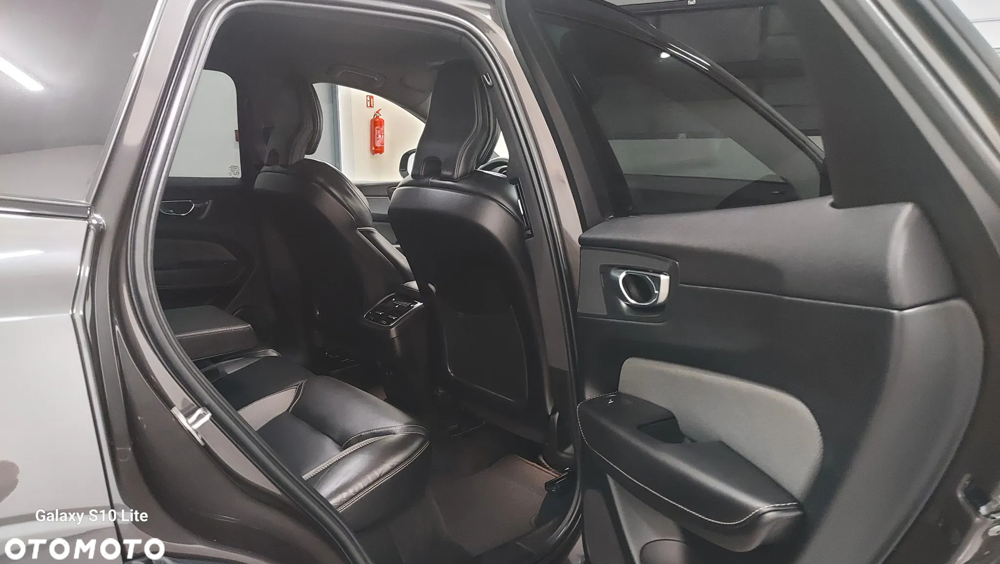 Volvo XC 60 B4 D AWD Plus Dark - 16