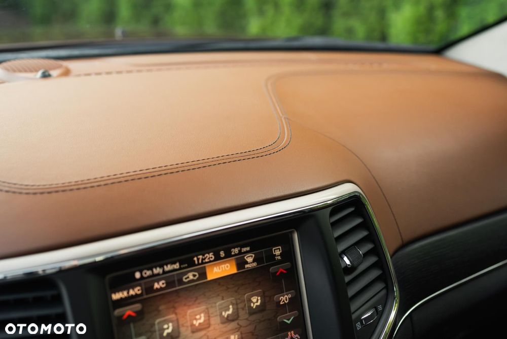 Jeep Grand Cherokee - 31