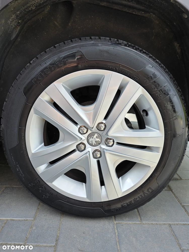 Peugeot 2008 1.2 Pure Tech Style EU6 - 26