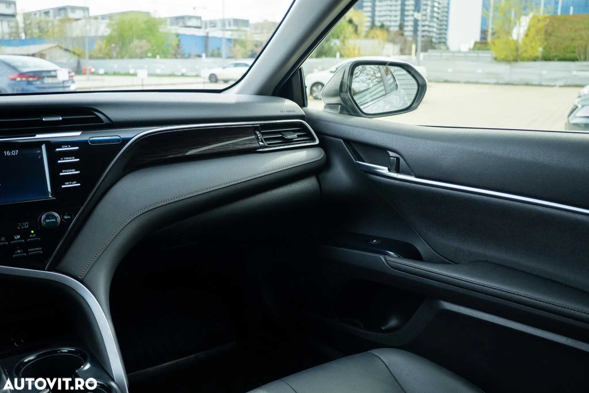 Toyota Camry 2.5 Hybrid Business - 13