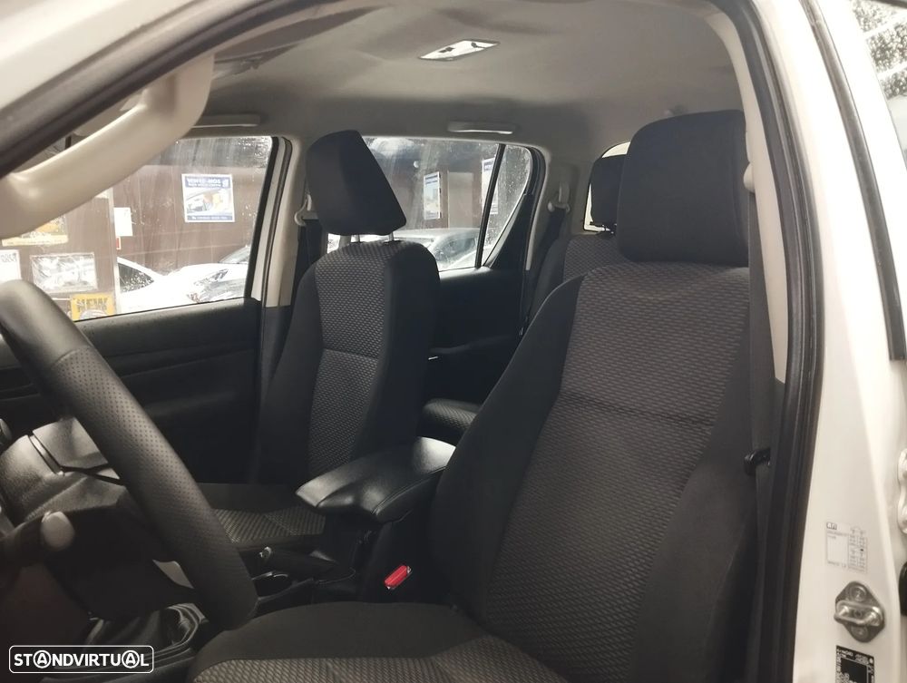 Toyota Hilux 2.4 D-4D 4WD CD CM - 14