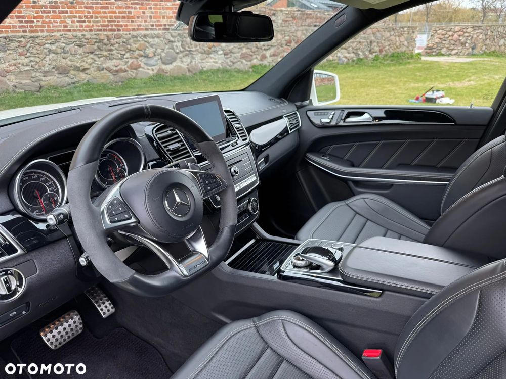 Mercedes-Benz GLS - 12