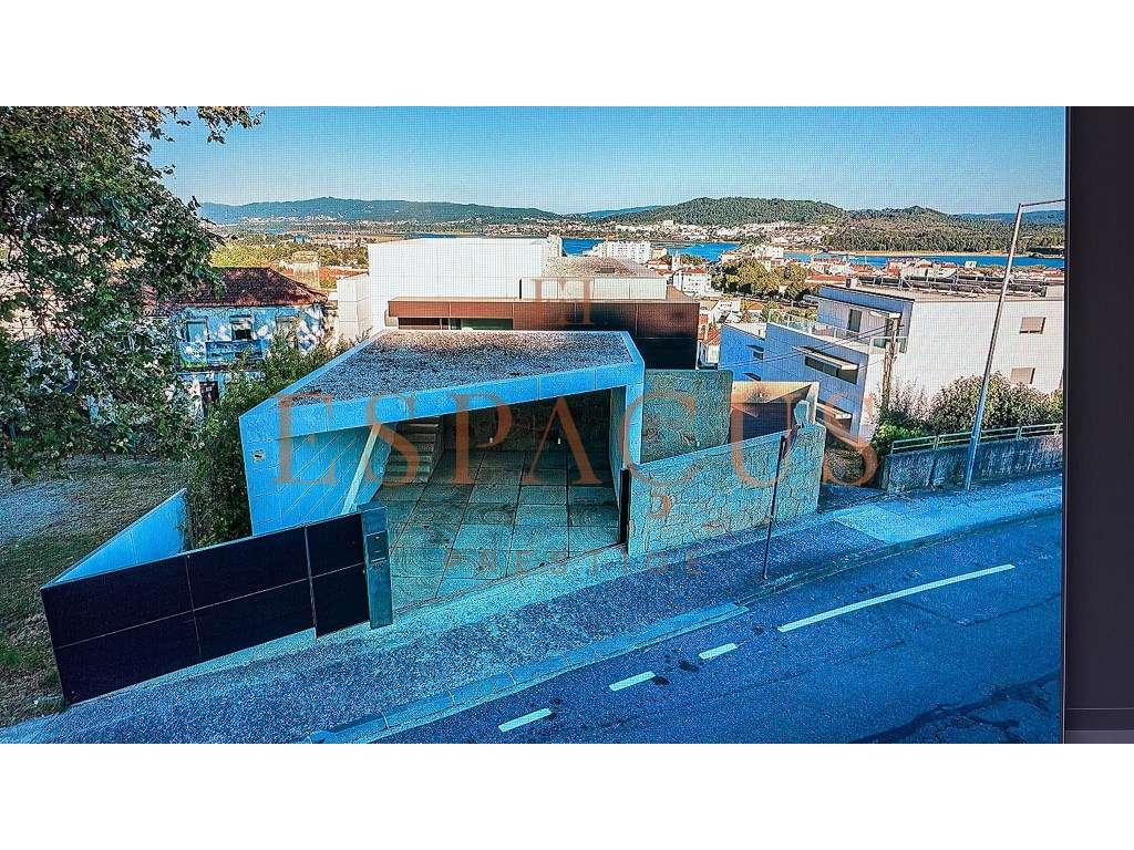 MORADIA COM PISCINA INTERIOR COM VISTA PARA A CIDADE E O RIO - Grande imagem: 2/27