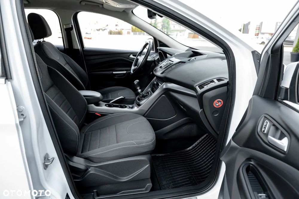 Ford Kuga 2.0 TDCi 2x4 Titanium - 16
