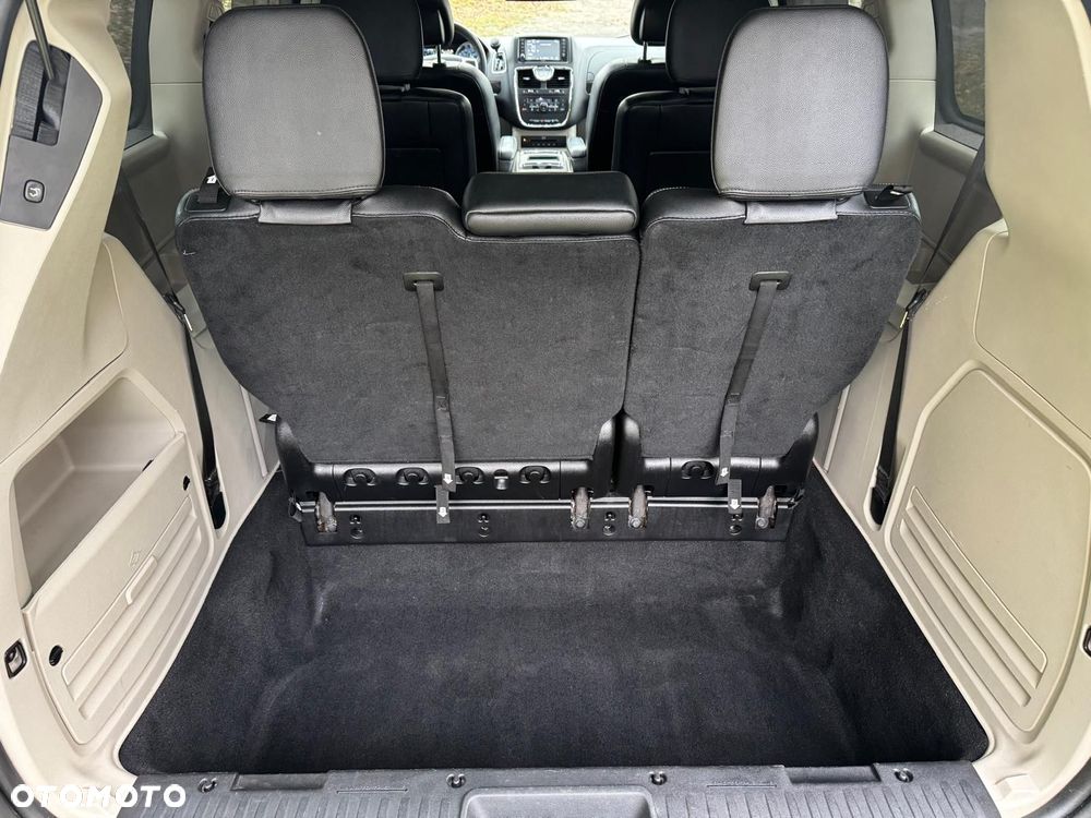 Chrysler Town & Country - 14