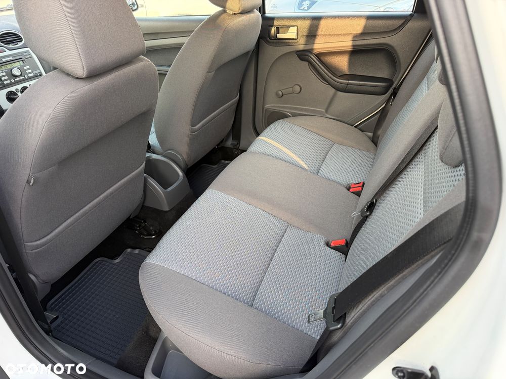 Ford Focus 1.4 Ambiente - 28