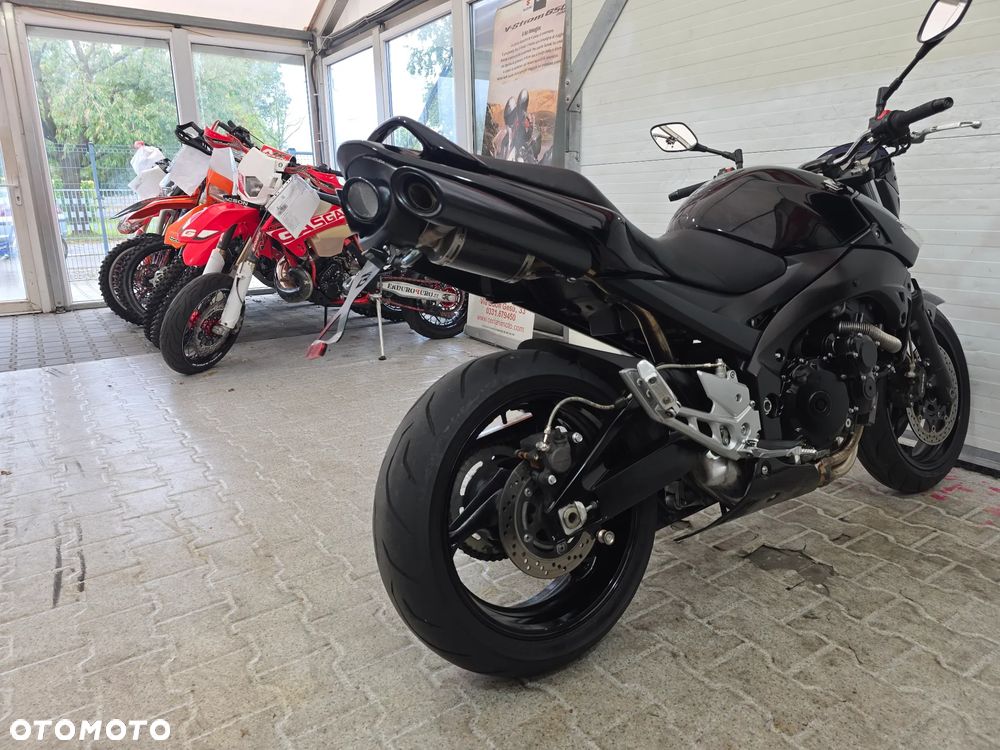 Suzuki GSR - 21