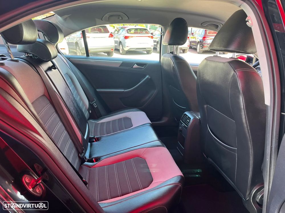 VW Jetta 1.6 TDi Highline DSG - 14
