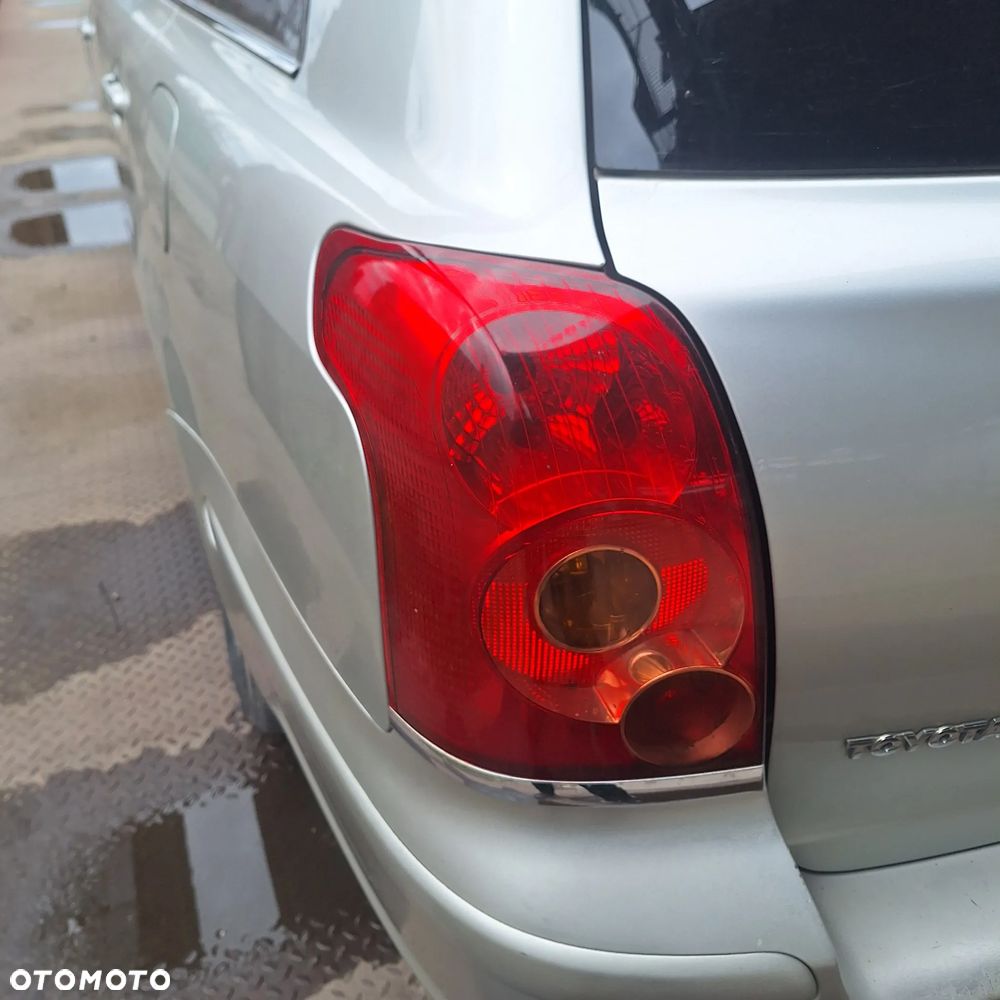 LAMPA PRAWY LEWY TYL TOYOTA AVENSIS T25 KOMBI - 3
