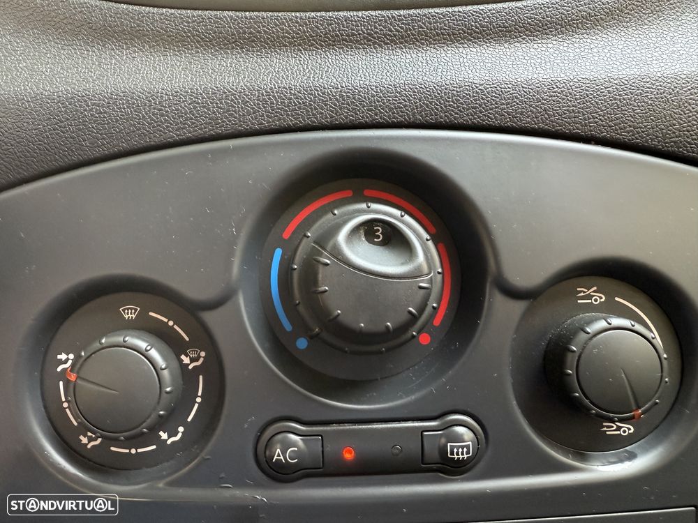 Renault Clio 1.2 16V Confort - 11