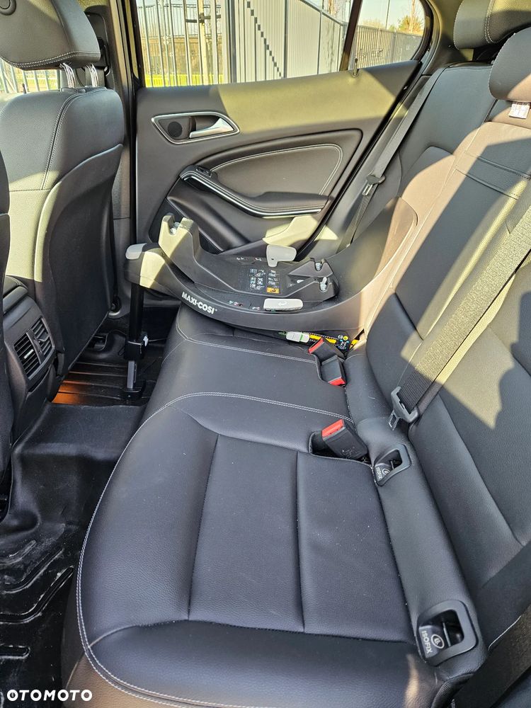 Mercedes-Benz GLA 250 4Matic 7G-DCT - 16