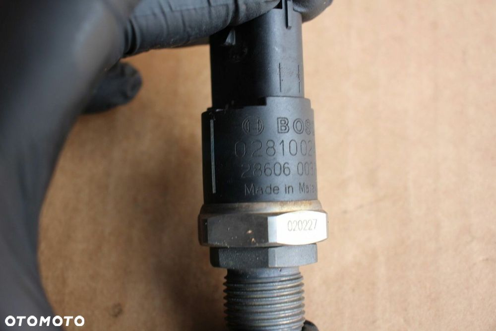 Czujnik ciśnienia paliwa na listwie BMW 0281002475 DIESEL - 2