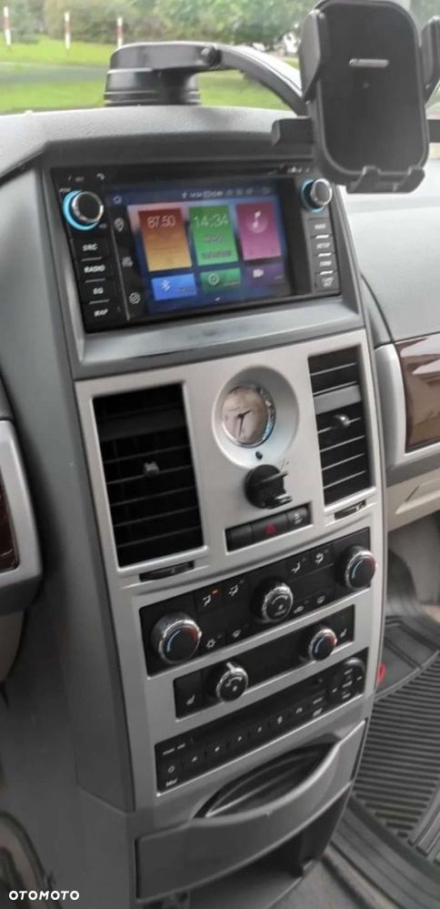 Chrysler Town & Country - 10