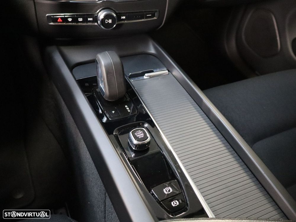 Volvo XC 60 2.0 B4 Momentum Plus - 17