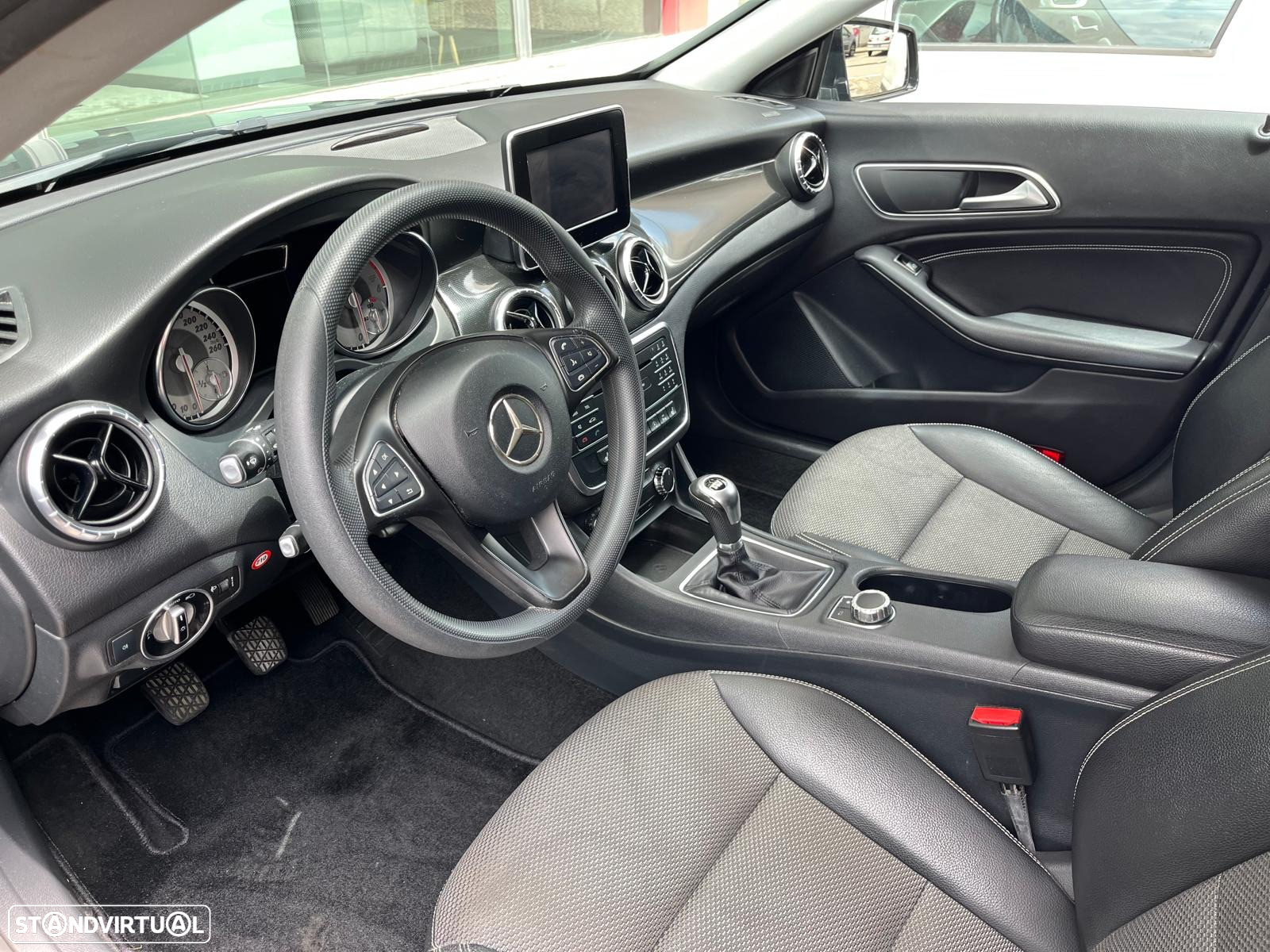 Mercedes-Benz CLA 200 Shooting Brake d Peak Edition - 15