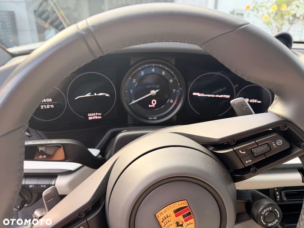 Porsche 911 Carrera 4 GTS - 11
