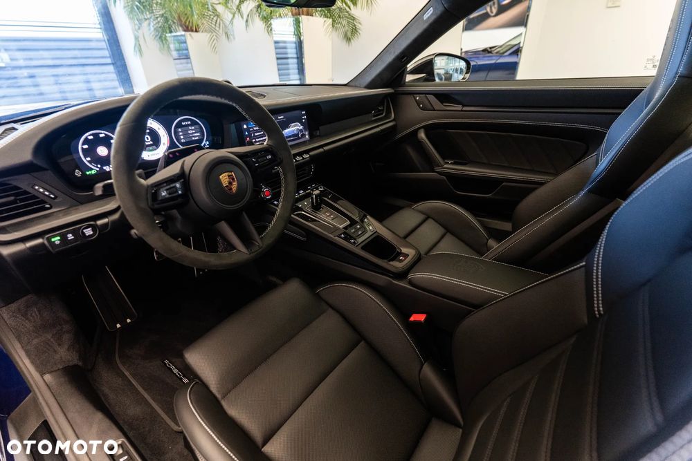 Porsche 911 Carrera 4 GTS - 11
