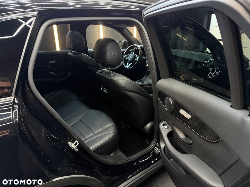 Mercedes-Benz GLC 300 4Matic 9G-TRONIC AMG Line - 11