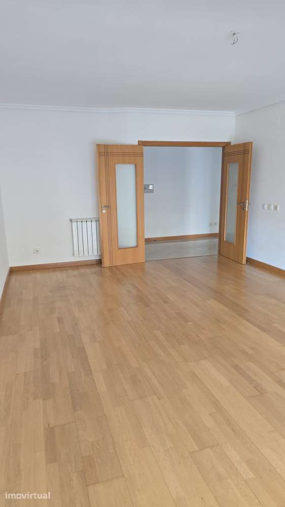 Apartamento T3 com garagem e varanda em Sacavém - Grande imagem: 3/13