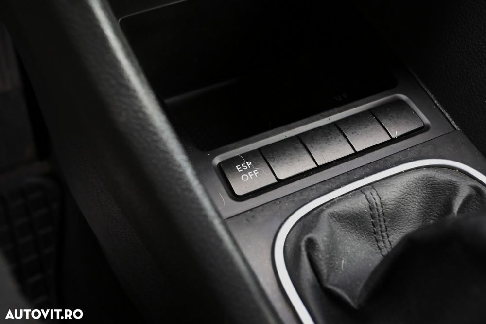 Volkswagen Golf 1.6 TDI DPF Highline - 23