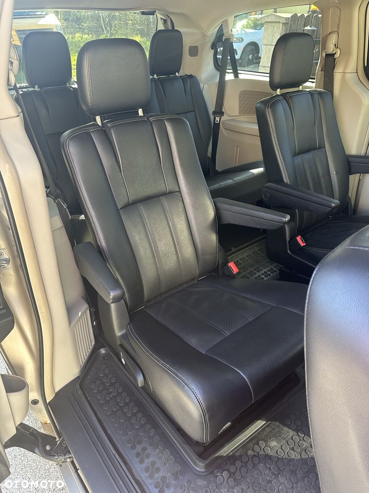 Chrysler Town & Country - 8