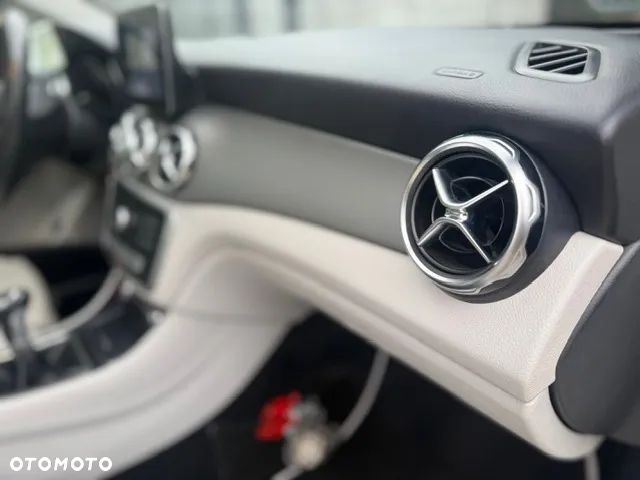 Mercedes-Benz GLA 200 Urban - 28