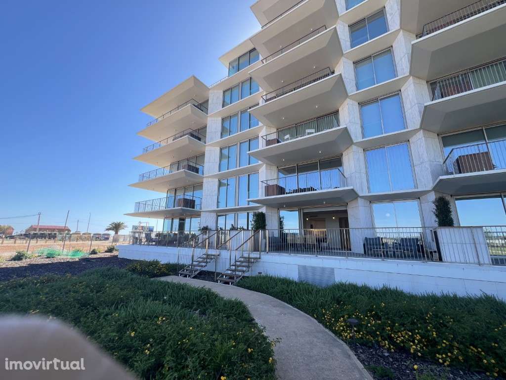 Exclusivo T1 no Prestigiado Condomínio Bayline - Armação de Pêra - Grande imagem: 2/46