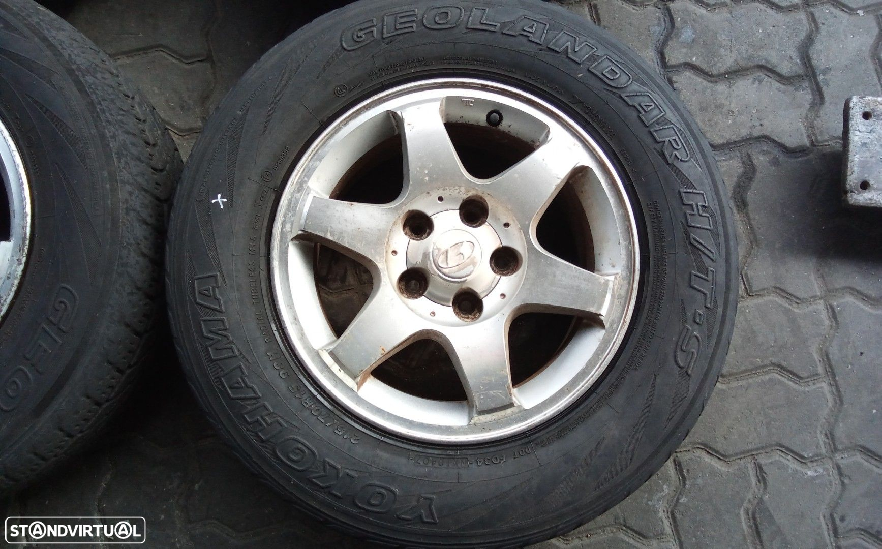 Jantes HYUNDAI SANTA FÉ R15 com pneus 215/70 furação 5x114.3 - 4
